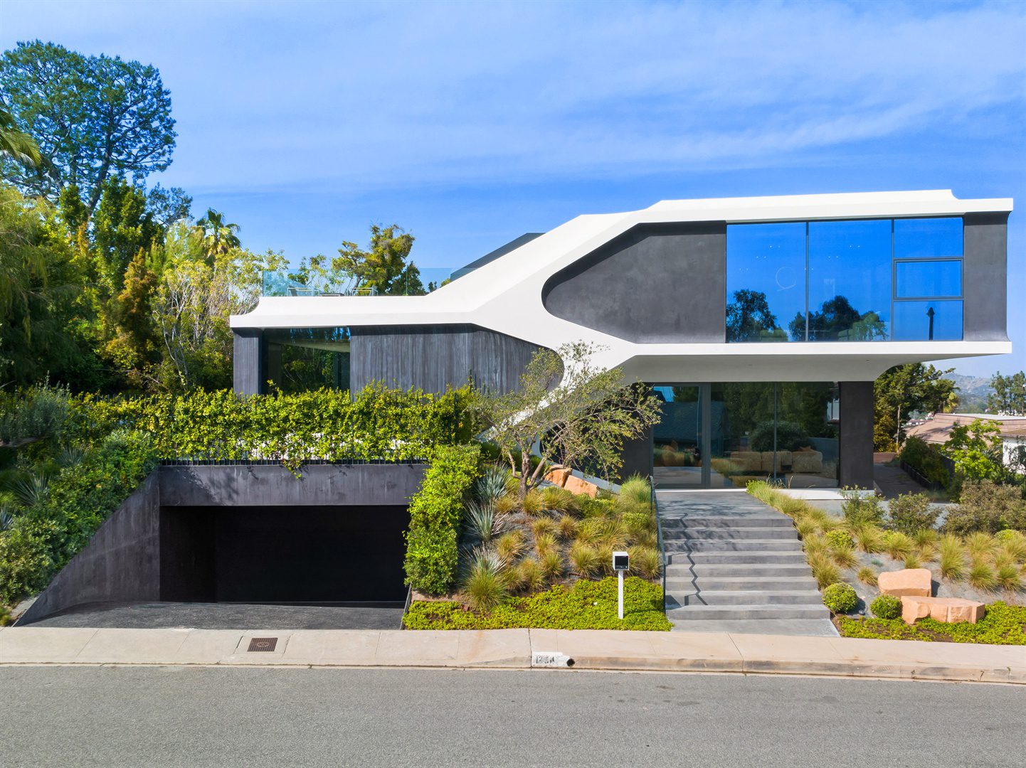 exterior-shot-of-a-modern-house-in-los-angeles