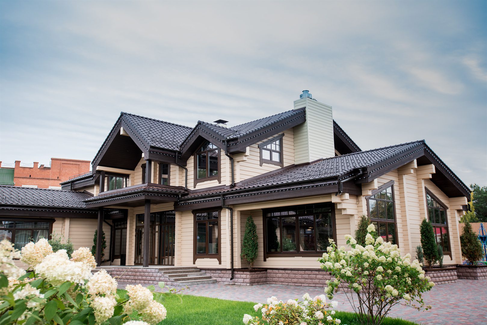 modern-house-with-garden-swimming-pool-and-wooden-deck