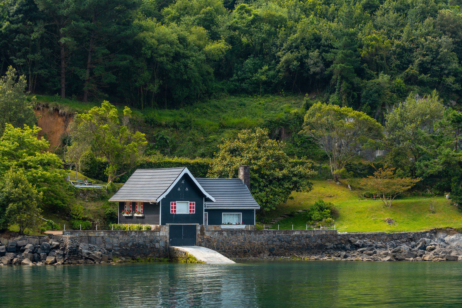 a-beautiful-green-house-by-the-sea