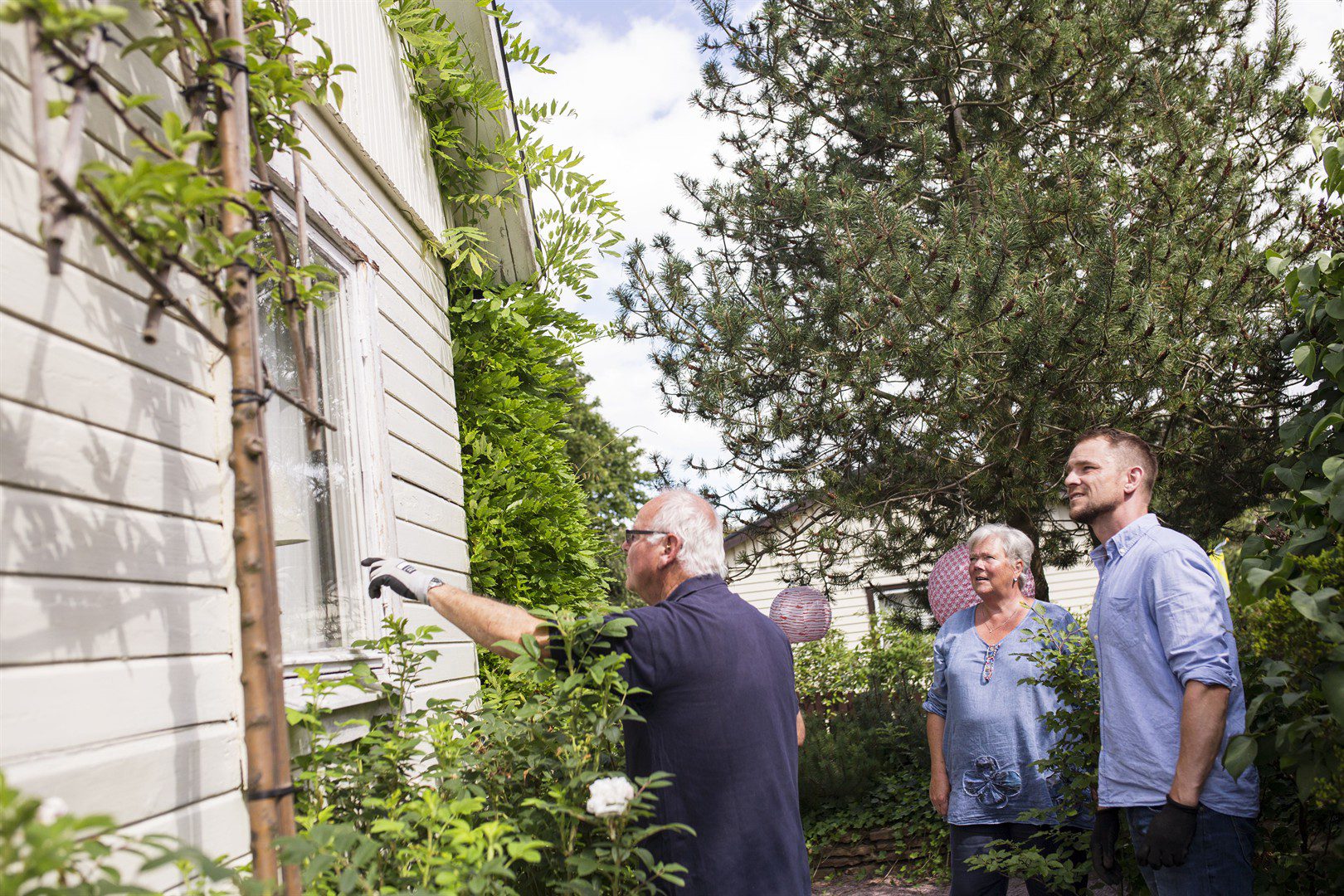 parents-with-adult-son-working-in-garden