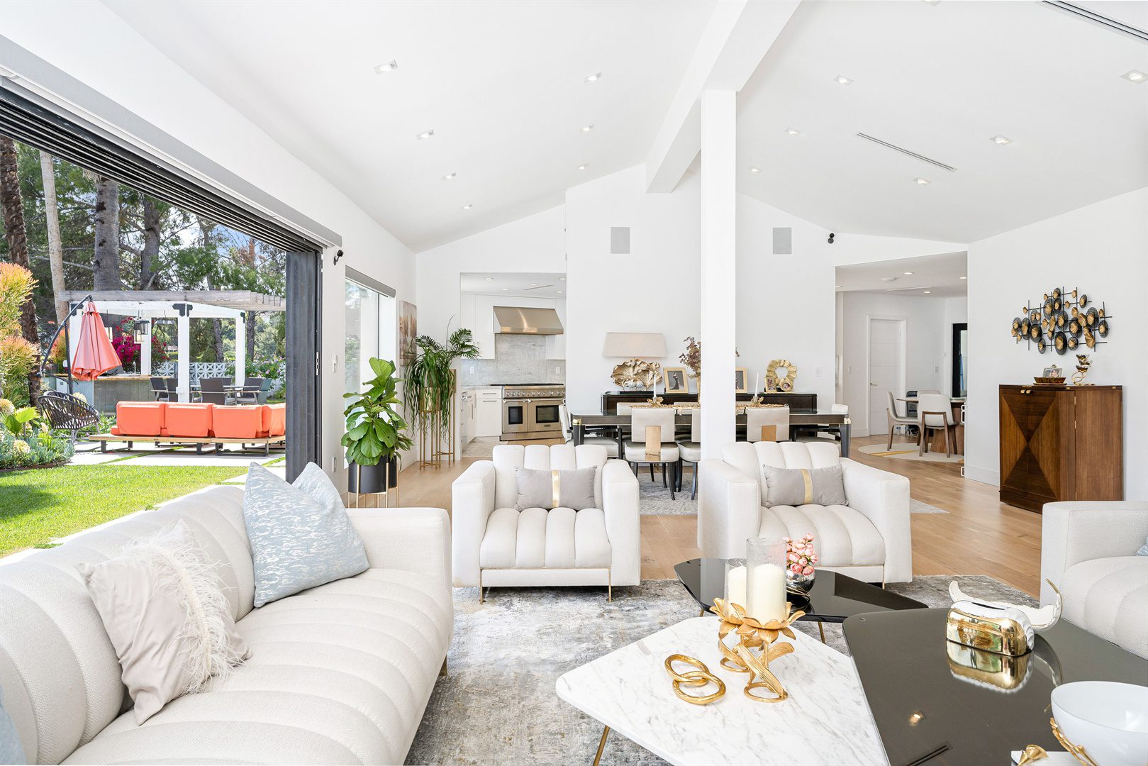 white-couches-and-expansive-windows